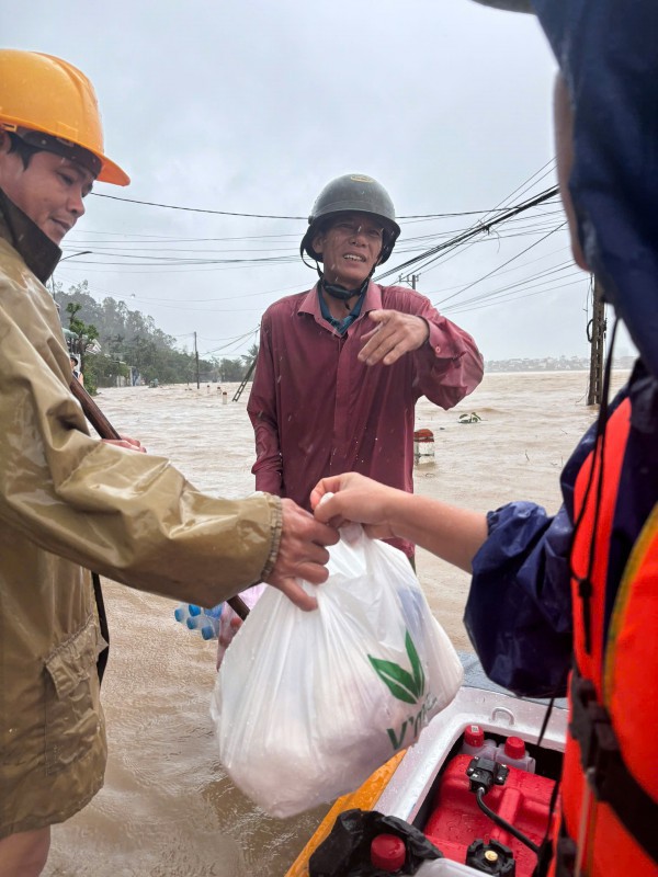 100.000 đồng của người phụ nữ buôn ve chai Huế: 
