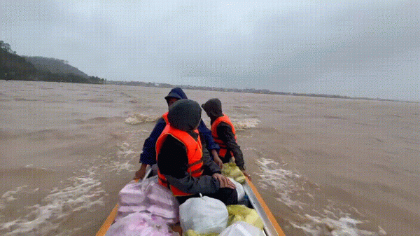 100.000 đồng của người phụ nữ buôn ve chai Huế: 