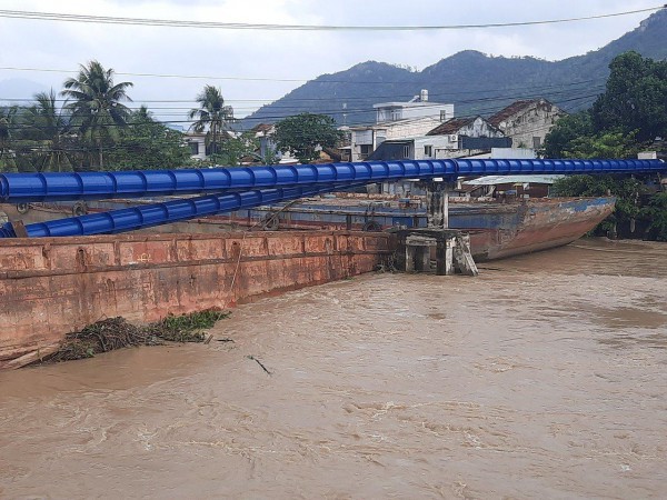 2 sà lan tại Nha Trang bị cuốn trôi, mắc kẹt tại trụ đỡ ống nước