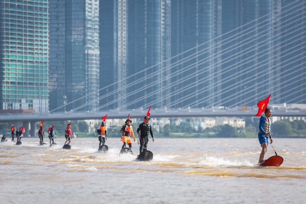 Bắn pháo hoa, đua mô tô nước tại lễ hội sông nước TP.HCM