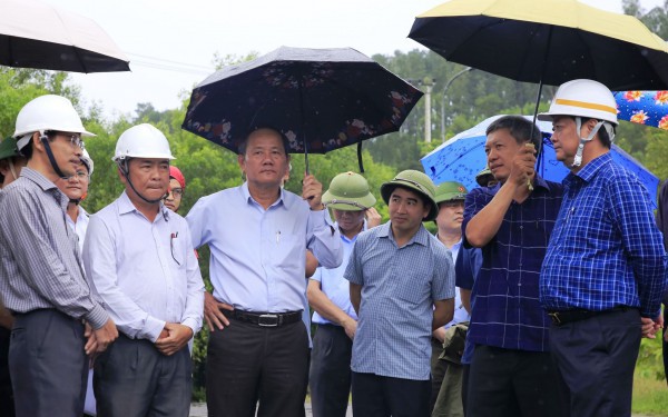 Bão Noru: Bộ trưởng Lê Minh Hoan thị sát hồ chứa, kè biển ở Quảng Nam