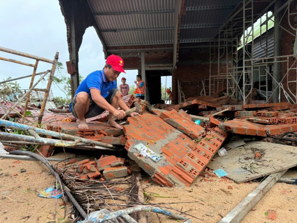 Báo Thanh Niên trao tận tay hàng cứu trợ đến người dân rốn lũ Hòa Xuân