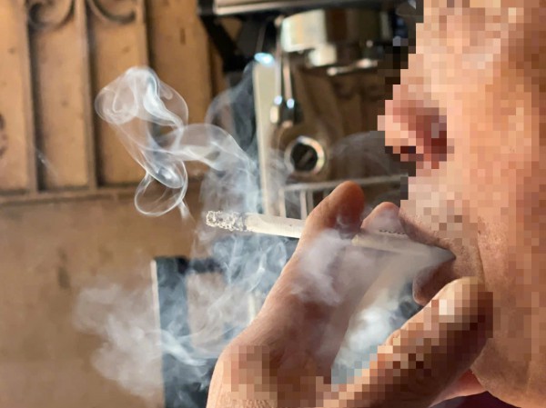 Báo động tình trạng hút thuốc lá thụ động nơi làm việc, quán cà phê