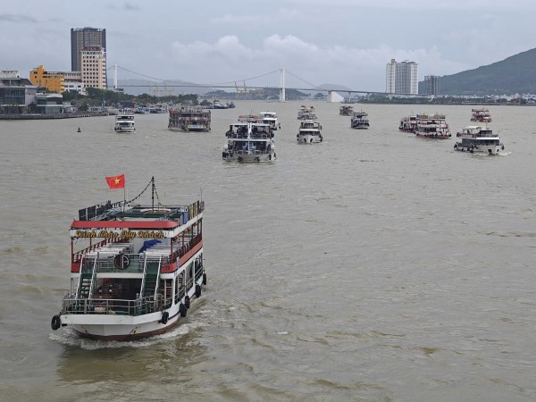 Bão số 4: Giáo viên ở Đà Nẵng đến trường kê cao thiết bị, phòng ngập lụt