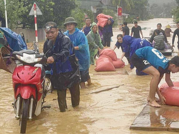 Bão vừa qua, lũ lại ập về Nghệ An