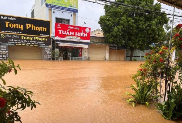 Bão vừa qua, lũ lại ập về Nghệ An
