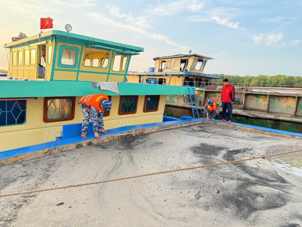 Bắt 4 tàu sắt chở gần 800 mét khối cát từ hướng biển đi vào sông Cửa Đại