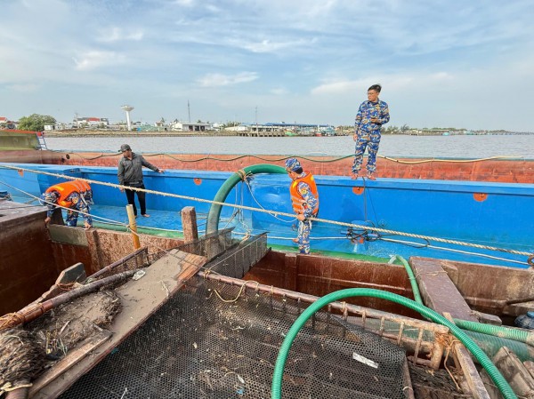 Bắt 4 tàu sắt chở gần 800 mét khối cát từ hướng biển đi vào sông Cửa Đại