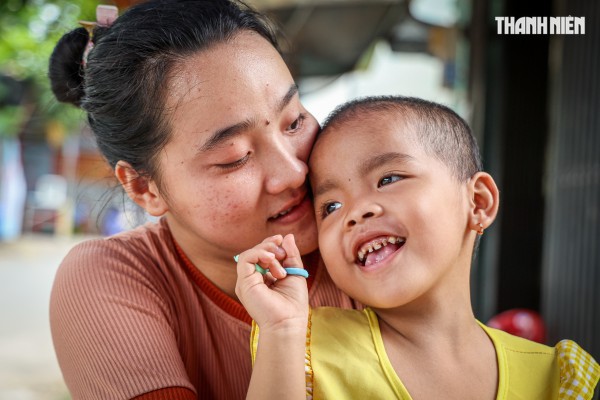 Bé gái ung thư khả năng bỏ mắt vì hết tiền chữa, được giúp 210 triệu đồng