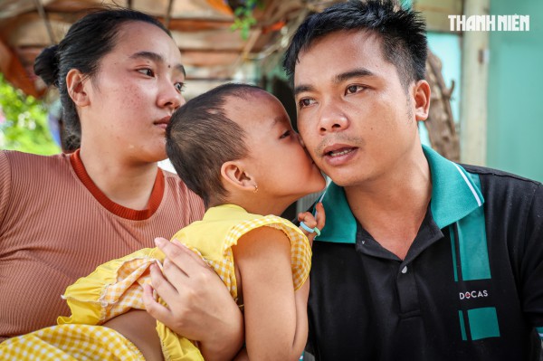 Bé gái ung thư khả năng bỏ mắt vì hết tiền chữa, được giúp 210 triệu đồng