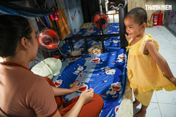 Bé gái ung thư khả năng bỏ mắt vì hết tiền chữa, được giúp 210 triệu đồng