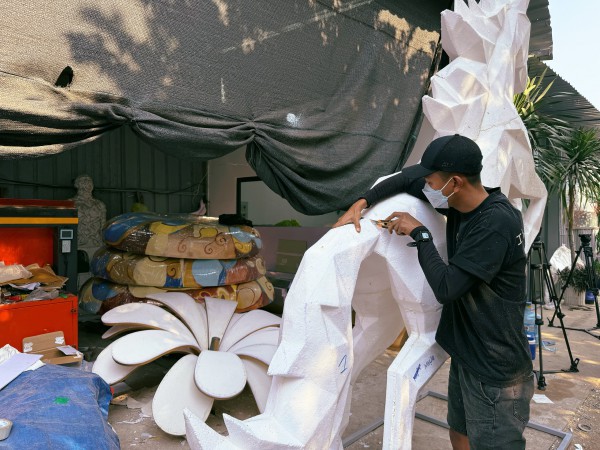 Bên trong xưởng làm linh vật ngựa cho Đường hoa Nguyễn Huệ 2026