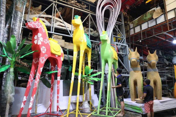 Bên trong xưởng làm linh vật ngựa cho Đường hoa Nguyễn Huệ 2026