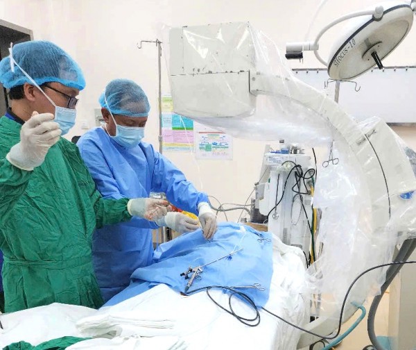 Bệnh viện Nhân dân 115 TP.HCM lần đầu tán sỏi túi mật xuyên gan qua da