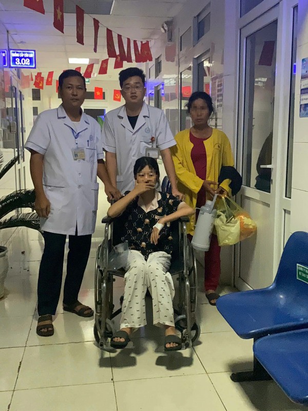 Bệnh viện điều bác sĩ và xe cứu thương đưa một thí sinh đi thi vào lớp 10