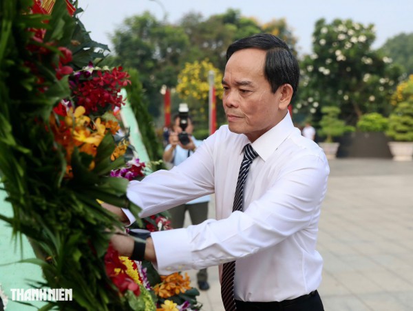 Bí thư Trần Lưu Quang dâng hương tưởng nhớ anh hùng liệt sĩ