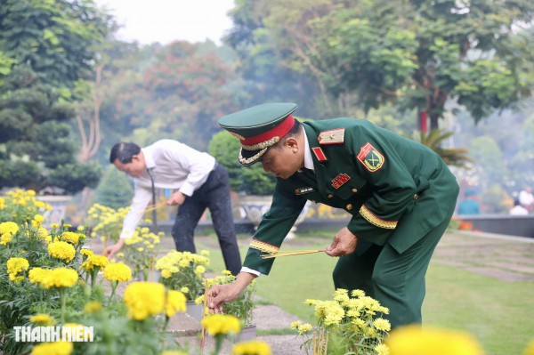 Bí thư Trần Lưu Quang dâng hương tưởng nhớ anh hùng liệt sĩ