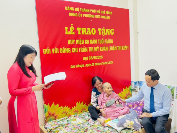 Bí thư Trần Lưu Quang trao Huy hiệu 80 năm tuổi Đảng cho đảng viên 100 tuổi