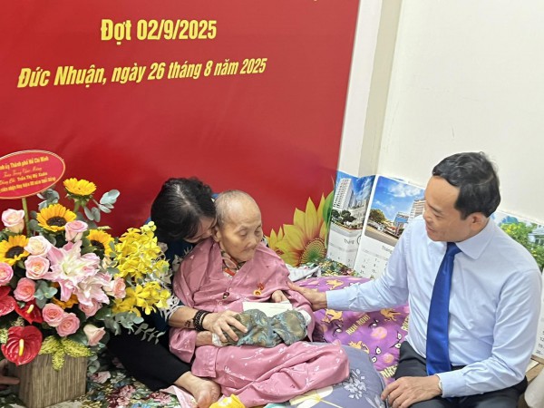 Bí thư Trần Lưu Quang trao Huy hiệu 80 năm tuổi Đảng cho đảng viên 100 tuổi