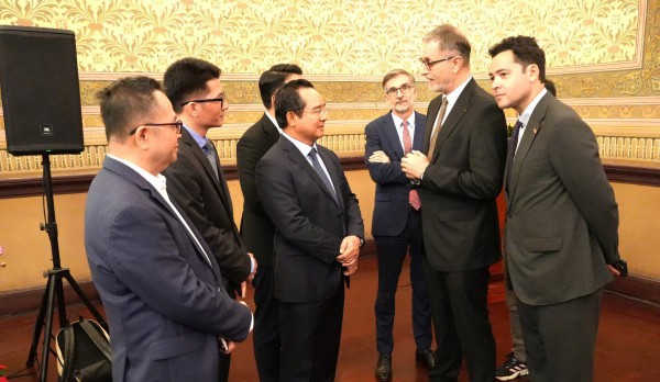 Bí thư và Chủ tịch TP.HCM gặp gỡ cơ quan đại diện nước ngoài