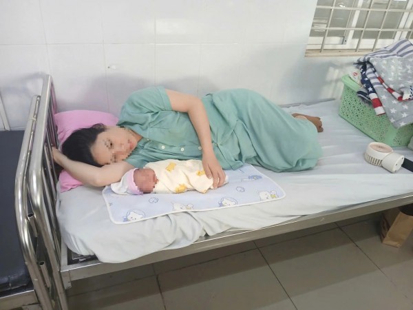 Bị trung tâm y tế từ chối, người đàn ông ở TP.HCM phải đỡ đẻ cho vợ trên taxi