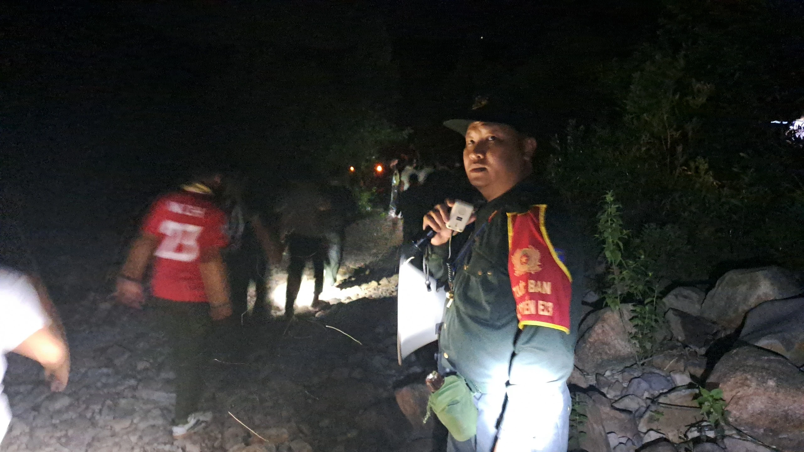 Bình Định: Hàng trăm người xuyên đêm chữa cháy rừng trên đỉnh núi