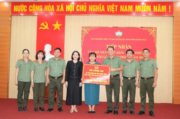 Bộ Công an hỗ trợ Quảng Ngãi 5 tỉ đồng khắc phục hậu quả bão số 13