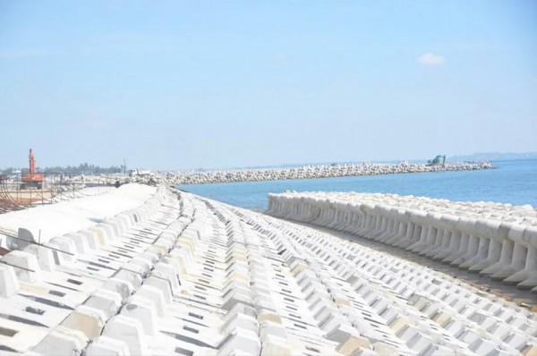 Bờ kè chống sạt lở 85 tỉ đồng ở Quảng Ngãi bị sóng lớn làm sạt lở Bờ kè chống sạt lở 85 tỉ đồng ở Quảng Ngãi bị sóng lớn làm sạt lở