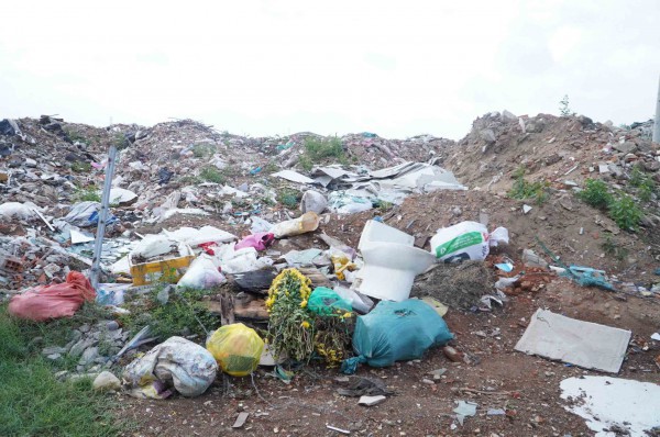 Bờ kè sông Dinh biến thành bãi rác vì nạn đổ trộm