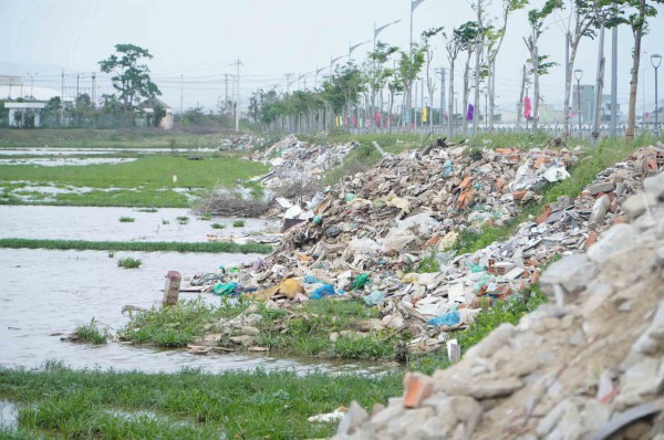 Bờ kè sông Dinh biến thành bãi rác vì nạn đổ trộm