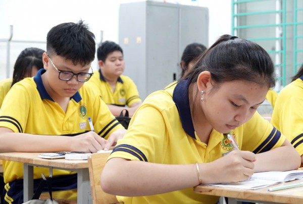 Bỏ thi lớp 10, học sinh sẽ phải học thêm nhiều hơn để có học bạ 