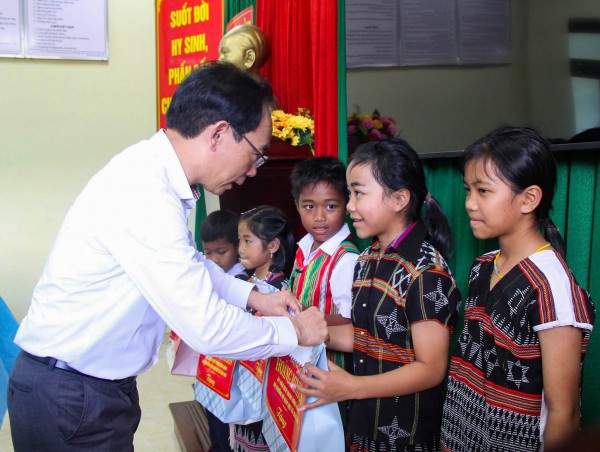 Bộ trưởng Hoàng Minh Sơn thúc tiến độ trường nội trú vùng biên giới Đà Nẵng