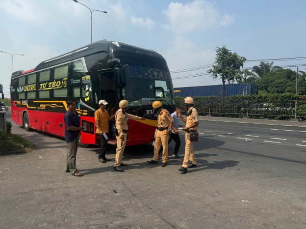 CSGT TPHCM xử lý nhiều xe khách vi phạm giao thông từ kiểm tra camera buồng lái