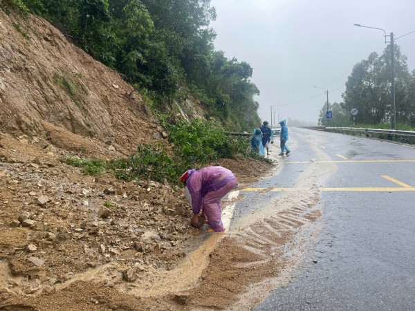 CSGT đội mưa phân luồng giao thông, khắc phục sạt lở đèo An Khê