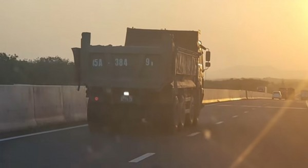 CSGT xử phạt nhiều xe tải, xe khách cố 