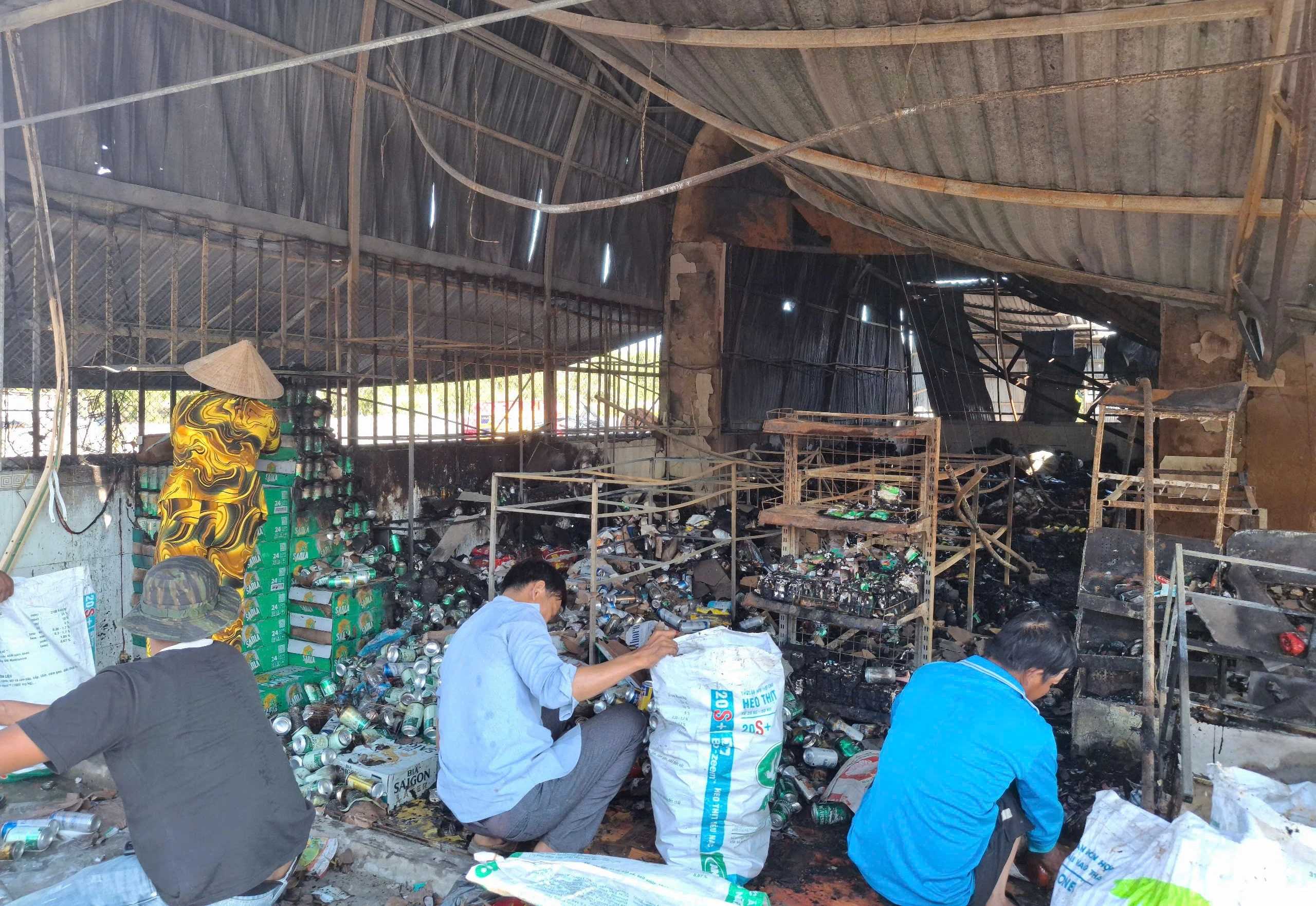 Cà Mau: Hỏa hoạn trong đêm gây thiệt hại 3 nhà dân Cà Mau: Hỏa hoạn trong đêm gây thiệt hại 3 nhà dân