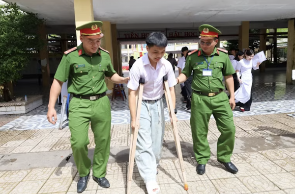 Cà Mau hỗ trợ thí sinh gãy tay, thủy đậu hoàn thành kỳ thi tốt nghiệp THPT