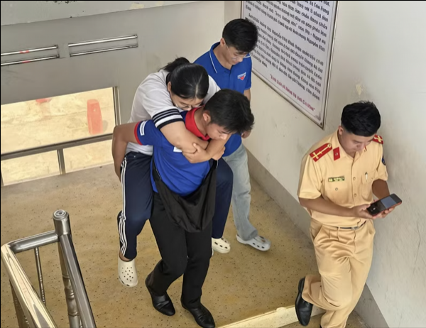 Cà Mau hỗ trợ thí sinh gãy tay, thủy đậu hoàn thành kỳ thi tốt nghiệp THPT