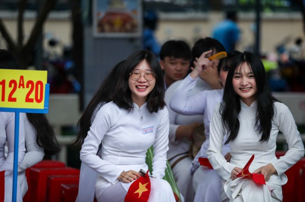 ”Cấm thu tiền” dạy thêm trong trường, sao phụ huynh vẫn phải chi?