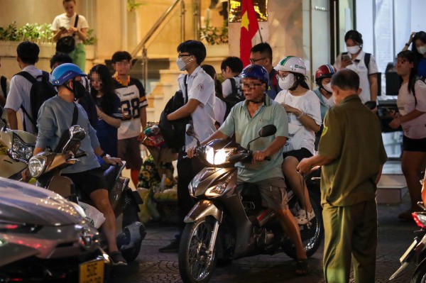 ”Cấm thu tiền” dạy thêm trong trường, sao phụ huynh vẫn phải chi?