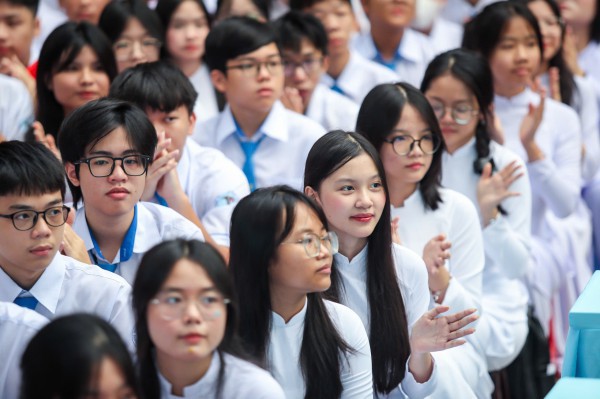 ”Cấm thu tiền” dạy thêm trong trường, sao phụ huynh vẫn phải chi?