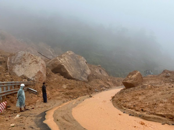 Cận cảnh hiện trường sạt lở đèo Khánh Lê khiến ít nhất 6 người tử vong