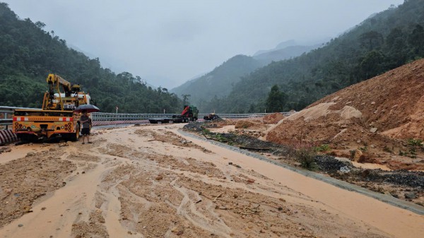 Cận cảnh hiện trường sạt lở đèo Khánh Lê khiến ít nhất 6 người tử vong