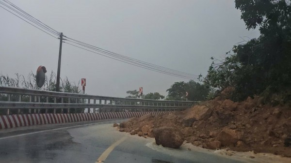 Cận cảnh hiện trường sạt lở đèo Khánh Lê khiến ít nhất 6 người tử vong