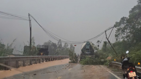 Cận cảnh hiện trường sạt lở đèo Khánh Lê khiến ít nhất 6 người tử vong