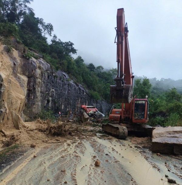 Cận cảnh hiện trường sạt lở đèo Khánh Lê khiến ít nhất 6 người tử vong