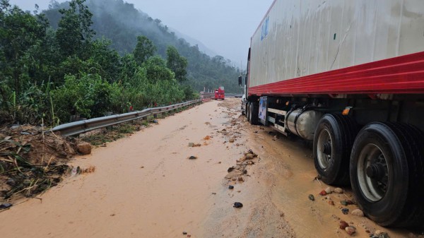 Cận cảnh hiện trường sạt lở đèo Khánh Lê khiến ít nhất 6 người tử vong