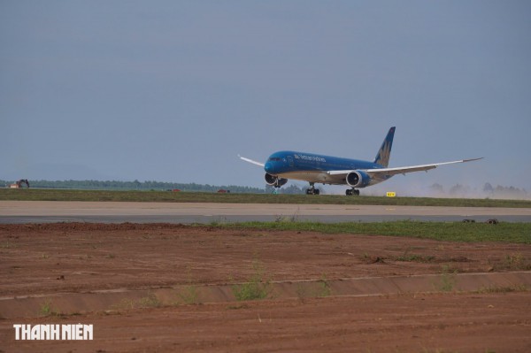 Cận cảnh máy bay lớn nhất Việt Nam Boeing 787 Dreamliner đáp sân bay Long Thành