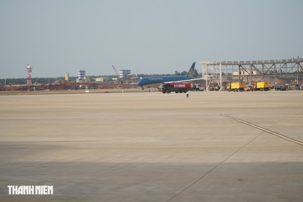 Cận cảnh máy bay lớn nhất Việt Nam Boeing 787 Dreamliner đáp sân bay Long Thành