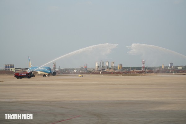 Cận cảnh máy bay lớn nhất Việt Nam Boeing 787 Dreamliner đáp sân bay Long Thành